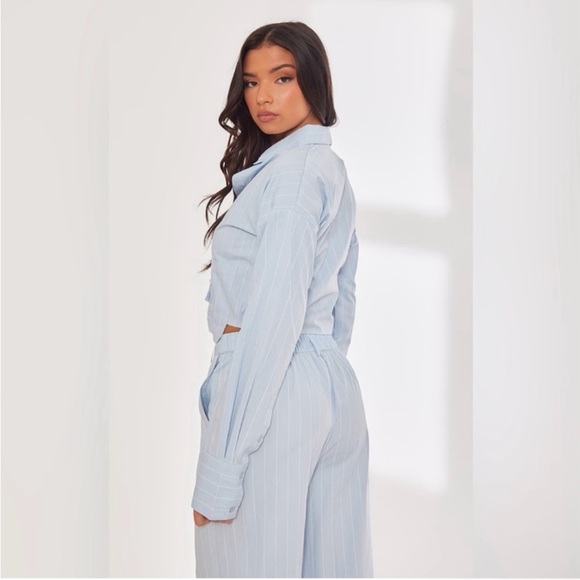 PrettyLittleThing Blue Poplin Pinstripe Pocket Detail Cropped Shirt - Picture 2 of 6